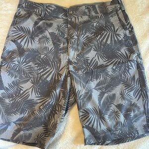 Men’s gray print Walter Hagen golf shorts 34”